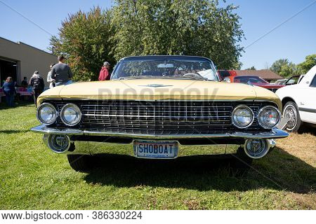 Saint Clair Shores, Michigan / Usa - 09-21-2020: 24Th Annual Waterfront Car Show Presented By The Vi