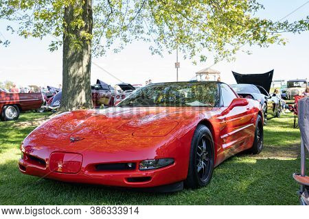 Saint Clair Shores, Michigan / Usa - 09-21-2020: 24Th Annual Waterfront Car Show Presented By The Vi
