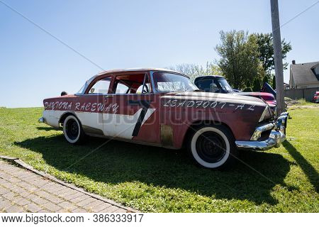Saint Clair Shores, Michigan / Usa - 09-21-2020: 24Th Annual Waterfront Car Show Presented By The Vi