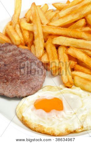 Nærbillede af en combo fad med stegte æg, burger og franske friest