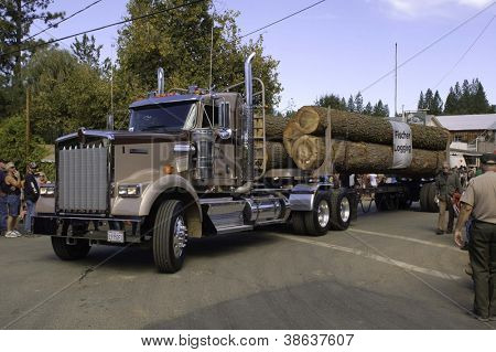 WEST POINT, CA - 6. Oktober: Protokollierung LKW in der 38. Holzfäller-Day-Parade am 6. Oktober 2012 in
