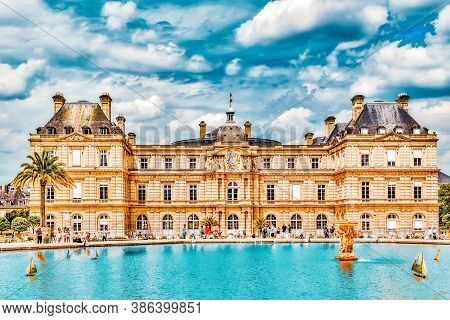 Paris, France - July 08, 2016 : Children Float  Boats In The Fountain Luxembourg Palace And Park In