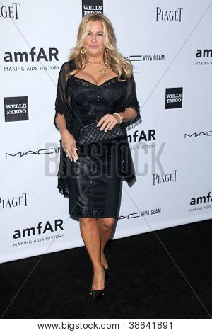 LOS ANGELES - OCT 11: Jennifer Coolidge dorazí na různých charitativních inspirace Gala Los Angeles na mléko S