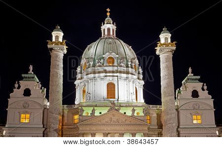 คริสตจักรเซนต์ชาร์ลส์ในเวลากลางคืนในประเทศออสเตรีย Viena