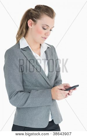 Forretningskvinde sms'e med sin smartphone og smilende