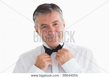 คน well-dressed และมีรอยยิ้มที่เขาผูกหน้ากล้องปรับ