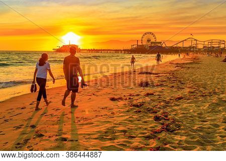 Santa Monica, California, Usa - August 8, 2018: Couple Walking At Sunset On Seashore Of Santa Monica