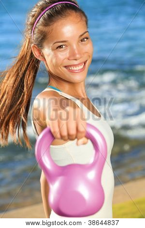 Kettlebell trénink žena křížové silový trénink kettlebell tréninků mimo. S úsměvem