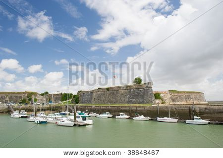 เรือในท่าเรือที่ Oleron เกาะฝรั่งเศส