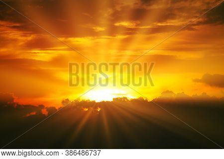Rays Of Gentle Light On The Sky . Awesome Eventide