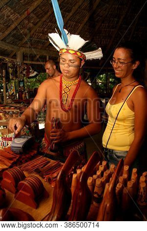 Porto Seguro, Bahia / Brazil - February 21, 2008: India Pataxo Da Audeia Jaqueira In The City Of Por
