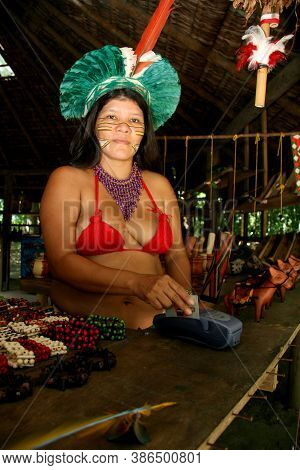 Porto Seguro, Bahia / Brazil - February 21, 2008: India Pataxo Da Audeia Jaqueira In The City Of Por