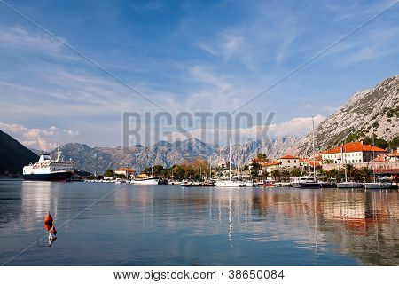 Pohled na zátoku Kotor a Kotor město, Černá Hora, Evropa
