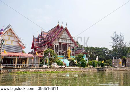 Wat Amphu Wararam Is A Beautiful Temple Located On The Chao Phraya River In Pathum Thani Province In
