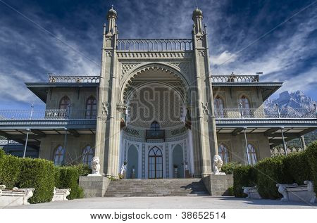 Vorontsov palác ve městě Alupka, Krym, Ukrajina. Jižní fasáda.