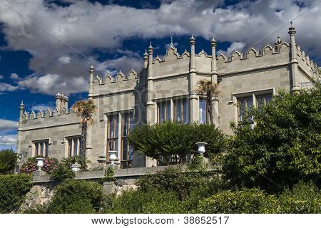 Vorontsov palác ve městě Alupka, Krym, Ukrajina. Jižní fasáda.