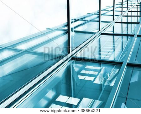 Ángulo de visión perspectiva y parte inferior al fondo con textura de cristal moderno edificio rascacielos ove