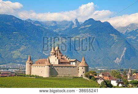 Slavný zámek Chateau hnízdo v kantonu Vaud, Švýcarsko