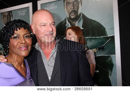 ロサンゼルス - 10 月 15 日: Cicely Tyson、ロブ ・ コーエン「アレックス クロス」プレミア アークライト シネで到着します。