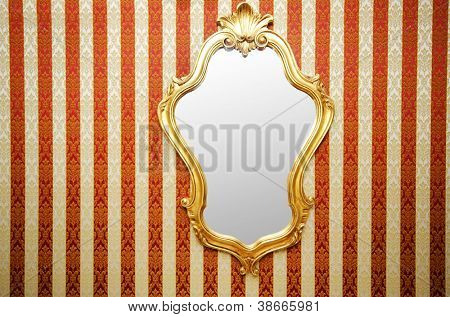Specchio ornato sul muro