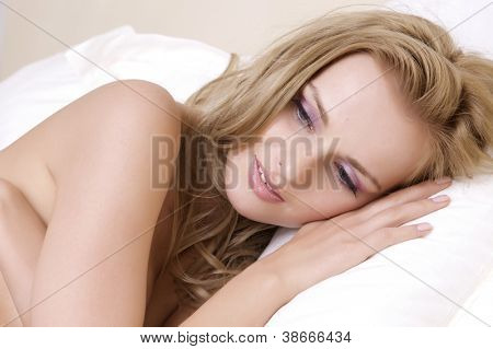 Unge sexet blond kvinde i sexet lingeri
