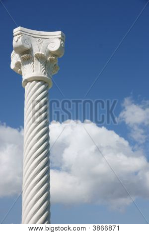 Pilar em céu azul