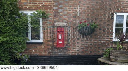 Smarden, Kent, Uk, September 2020 - A Red Victorian Post Box In The Wall Of The Bell Public House In