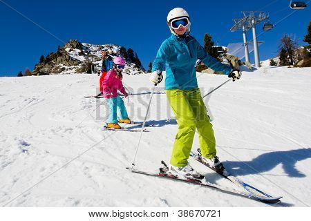 Skiløb, vinterferie, ski lektion - skiløbere på ski run