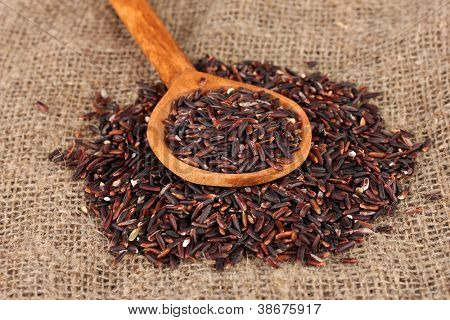 arroz preto na demissão em colher de madeira