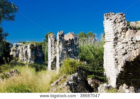 pozůstatky římského akvaduktu poblíž Meunerie, Provence, Francie