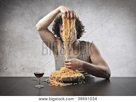 Hombre dividiendo spaghetti