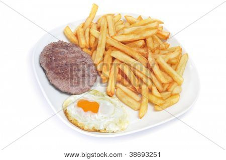 Nærbillede af en combo fad med spejlæg, burger og pommes frites