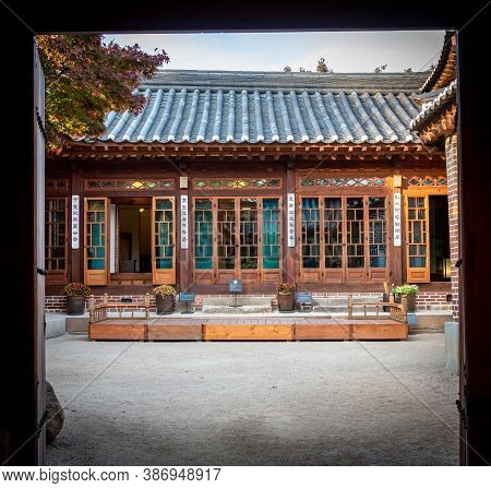Seoul, South Korea - October 19th 2017: Courtyard Of A Museum In The Bukchon Hanok Village In Seoul,