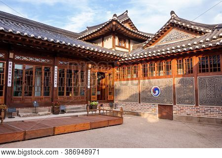 Seoul, South Korea - October 19th 2017: Courtyard Of A Museum In The Bukchon Hanok Village In Seoul,