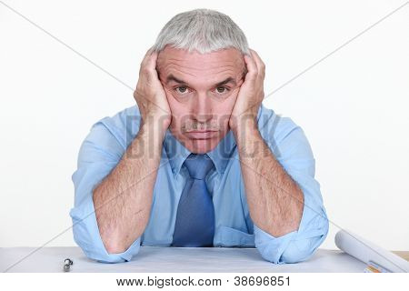 empresario maduro visiblemente aburrido