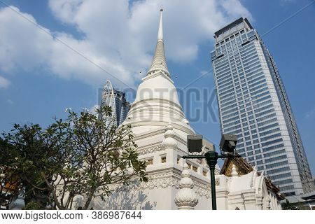 Bangkok, Thailand, February 11, 2020: Wat Pathum Wanaram Temple Is Located Between The Two Shopping 