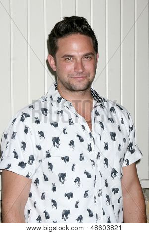 LOS ANGELES - 27 jul: Brandon Barash มาถึงที่ 2013 ทั่วโรงพยาบาลแฟนคลับไร้ที่หมาย