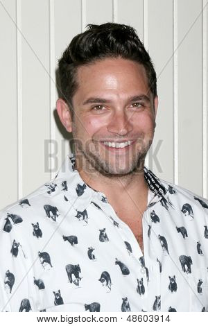 LOS ANGELES - 27 jul: Brandon Barash มาถึงที่ 2013 ทั่วโรงพยาบาลแฟนคลับไร้ที่หมาย