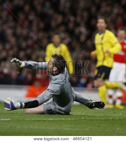 ลอนดอน ประเทศอังกฤษ 31/03/2010 อาร์เซนอลผู้รักษาประตู Manuel Almunia ในการดำเนินการระหว่างแชมป์ยูฟ่า