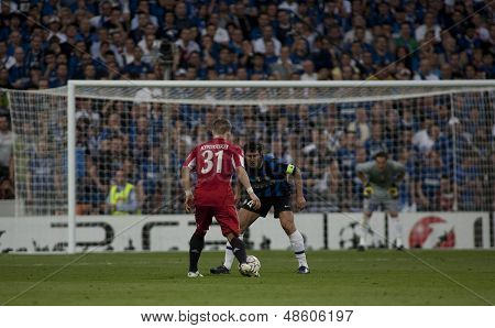 MADRID, SPANIEN. 22/05/2010. Münchens midtbanespiller Bastian Schweinsteiger og Milanos kaptajn Javier Za