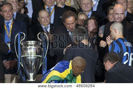 MADRID, SPANIEN. 22/05/2010. UEFA-præsident Michel Platini lykønsker Milanos cheftræner Jose Mouri