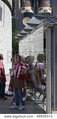 MADRID, SPANIEN. 22/05/2010. Miunich fans ophold i skyggen under den varme eftermiddag i Madrid forudgående t