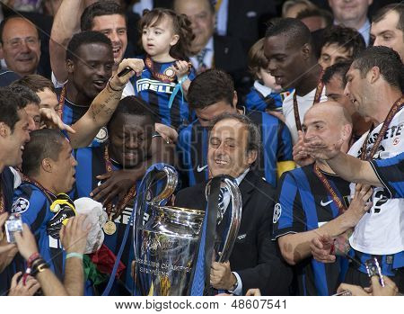 MADRID, SPANIEN. 22/05/2010. UEFA-præsident Michel Platini præsenterer trofæet til Milano efter de vandt
