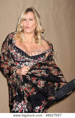 LOS ANGELES - JUL 29: Jennifer Coolidge ankommer til 2013 CBS TCA sommerfest på privat loc