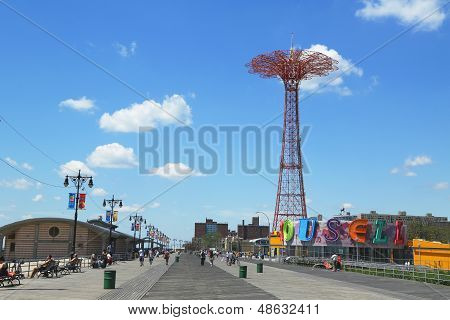 Coney Island Boardwalk, Fallschirm springen, Turm und restaurierten historischen B & B Karussell in Brooklyn