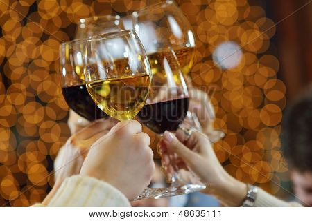 축 하 합니다. 토스트 만들기 와인과 샴페인 잔을 들고 손에.