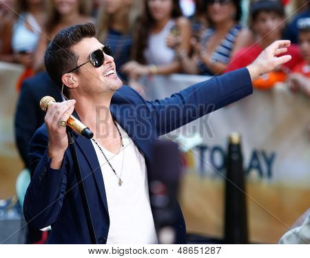Нью Йорк Июль 30: Певицы Робин Thicke выполняет на NBC Today Show в Рокфеллер Плаза 30 июля 