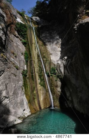 Kleine waterval met een Pool van Water