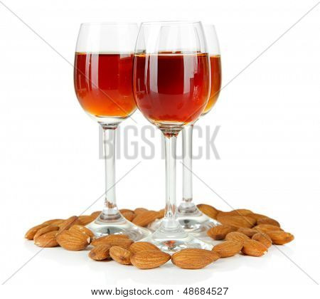 Sklenice likéru amaretto a pražené mandle, izolovaných na bílém