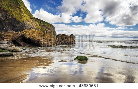 Enseada rochosa em Cornwall